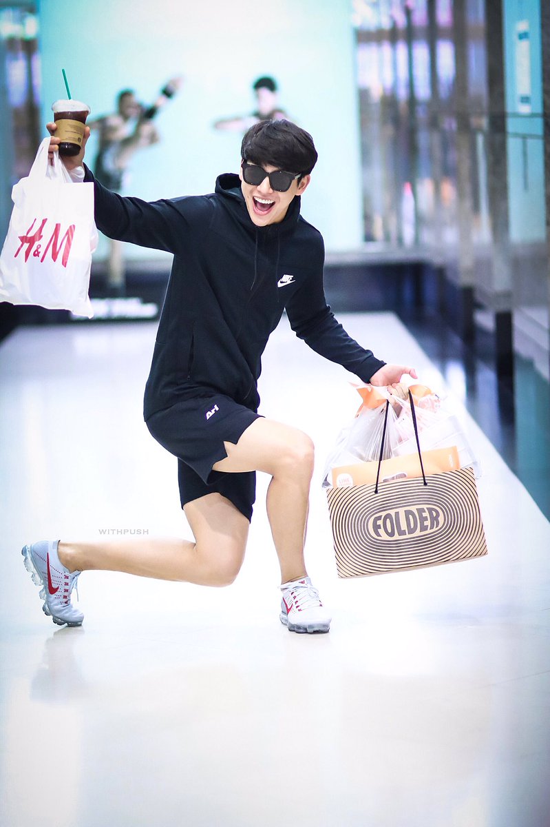 WithPushDJ's tweet photo. ท่าประจำหน้าลิฟฟฟฟฟ~~~~💘 #push_dj #withpush https://t.co/AHpA295PSh
