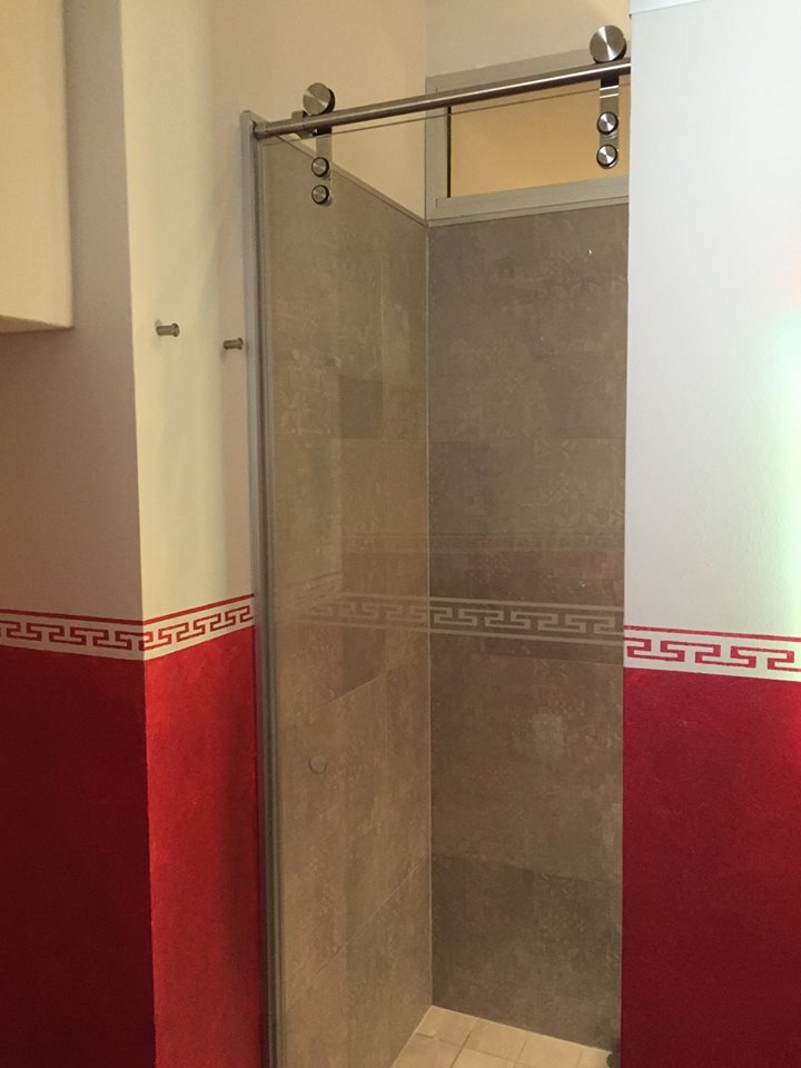 VetreriaN's tweet photo. #Box #doccia in vetro #temperato, scorrevole, decorato con lo stesso motivo utilizzato per il muro del bagno.

#VetreriaNarnese https://t.co/BBEBkHa0su