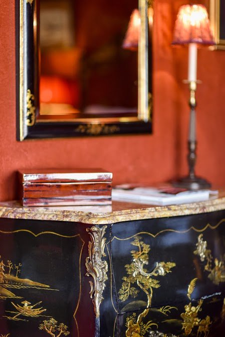 SanDomenicoH's tweet photo. #sandomenicohouse design curated thru details. #chinoiseriepattern table w granite marble surface sits beneath mirror framed w matched edge https://t.co/zac3hFLHa9