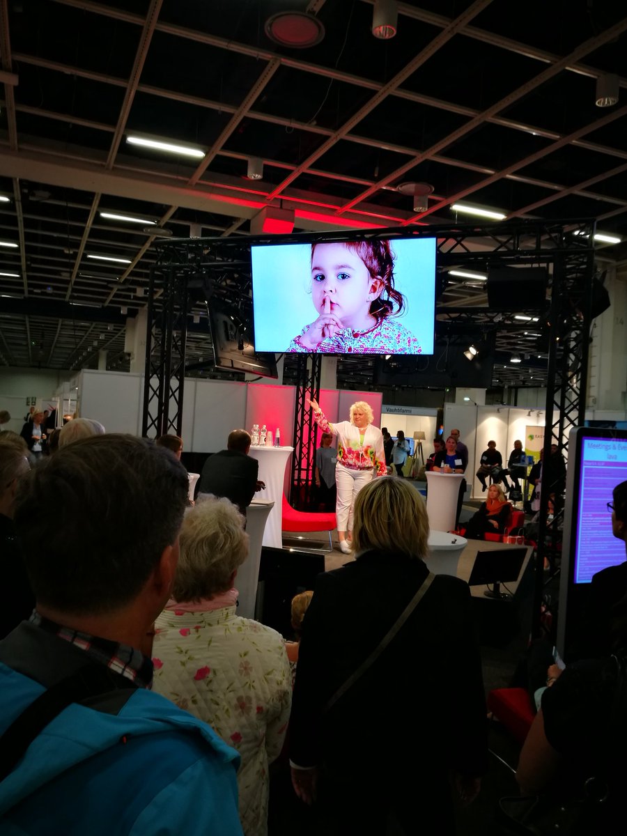 EasyfairsSuomi's tweet photo. Asiantuntijan askelmerkit estradilla: liikkeet aina kädet ylöspäin! #meetings17 @MeetingsFIN https://t.co/BzyDYAFrLn