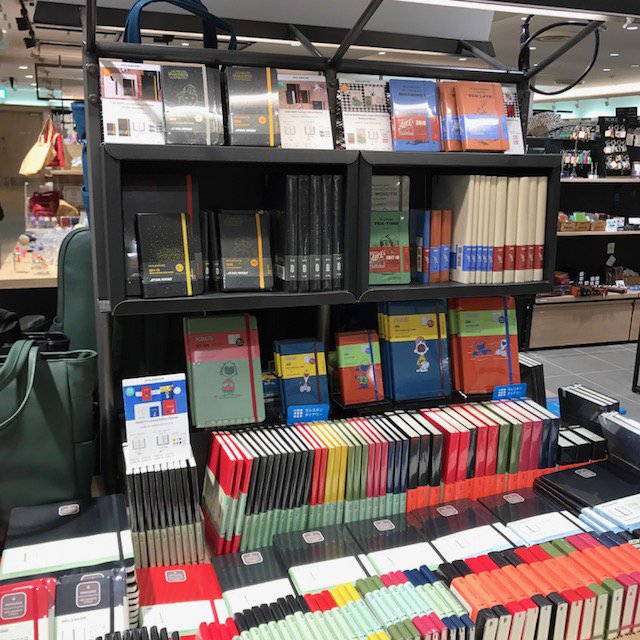 有隣堂アトレ恵比寿店 در توییتر 文具 今年もモレスキン 新作が発売になりました 今年のバッグは型も色も新たに 全体的にスタイリッシュで大人っぽい印象です 限定ノートはピーナッツ スヌーピー スターウォーズ そして何とあのローリングストーンズが