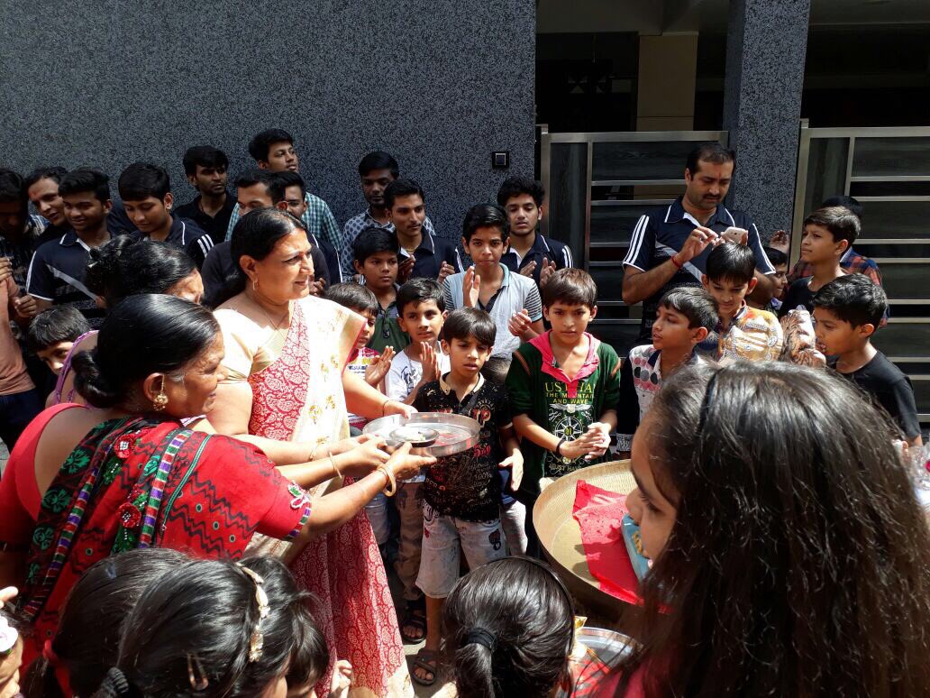 asmitashiroya's tweet photo. Ganpati visarjan of my rangavdhut society in big utensil ... https://t.co/xXk9Z2b88e