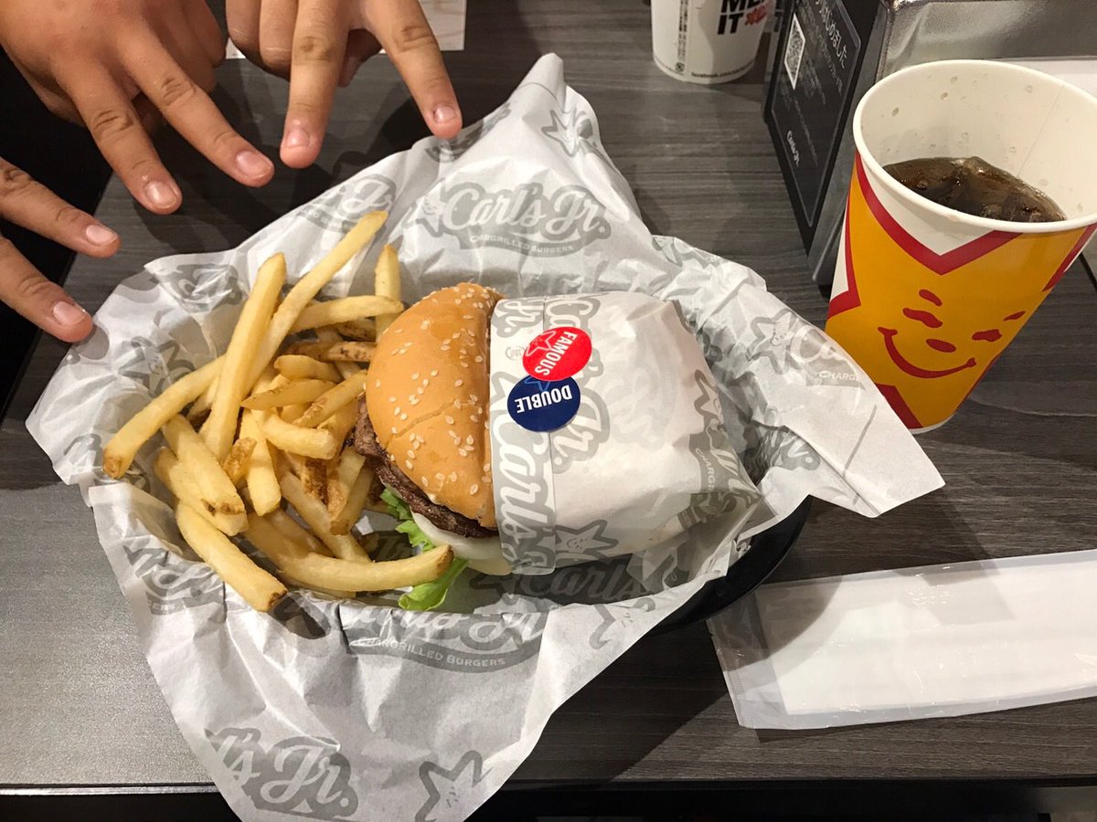 MUTO0311's tweet photo. 今日は野球部4人で
平塚のららぽーとに行ってボーリングしてきた！
昼ごはんにハンバーガー食べに行ったら思ったより大きくてびっくりした！
また4人でどっか行きたいなぁ〜 https://t.co/KWlxCL2sqs