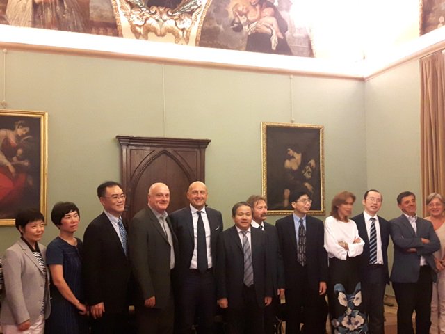 radioitaliacina's tweet photo. Delegazione cinese del #Tongde Hospital all'Università di #Siena 
https://t.co/qYSXHDtmyX @gonews_it @unisiena #cina #medicina #relazioni https://t.co/ayGT1cdTaT