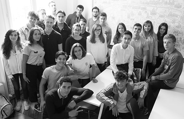 IPAGBS's tweet photo. #WelcomeToIPAG 🎓Une belle photo souvenir pour le groupe 5 📸#FIVE #ipag #ipagbs #ipagiens https://t.co/jA10c1ZSbw