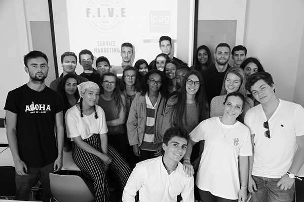 IPAGBS's tweet photo. #WelcomeToIPAG 🎓On vous présente le groupe 10 du 1er jour du #FIVE 😊 #ipagiens #rentree2017 #ipag #ipagbs https://t.co/J9lMIvF5Qo
