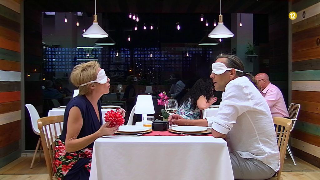 firstdates_tv's tweet photo. Volvemos esta noche... ¡con un especial cita a ciegas! 👏👏 https://t.co/XvkEkUh2EQ https://t.co/wZ64jPeUJ0