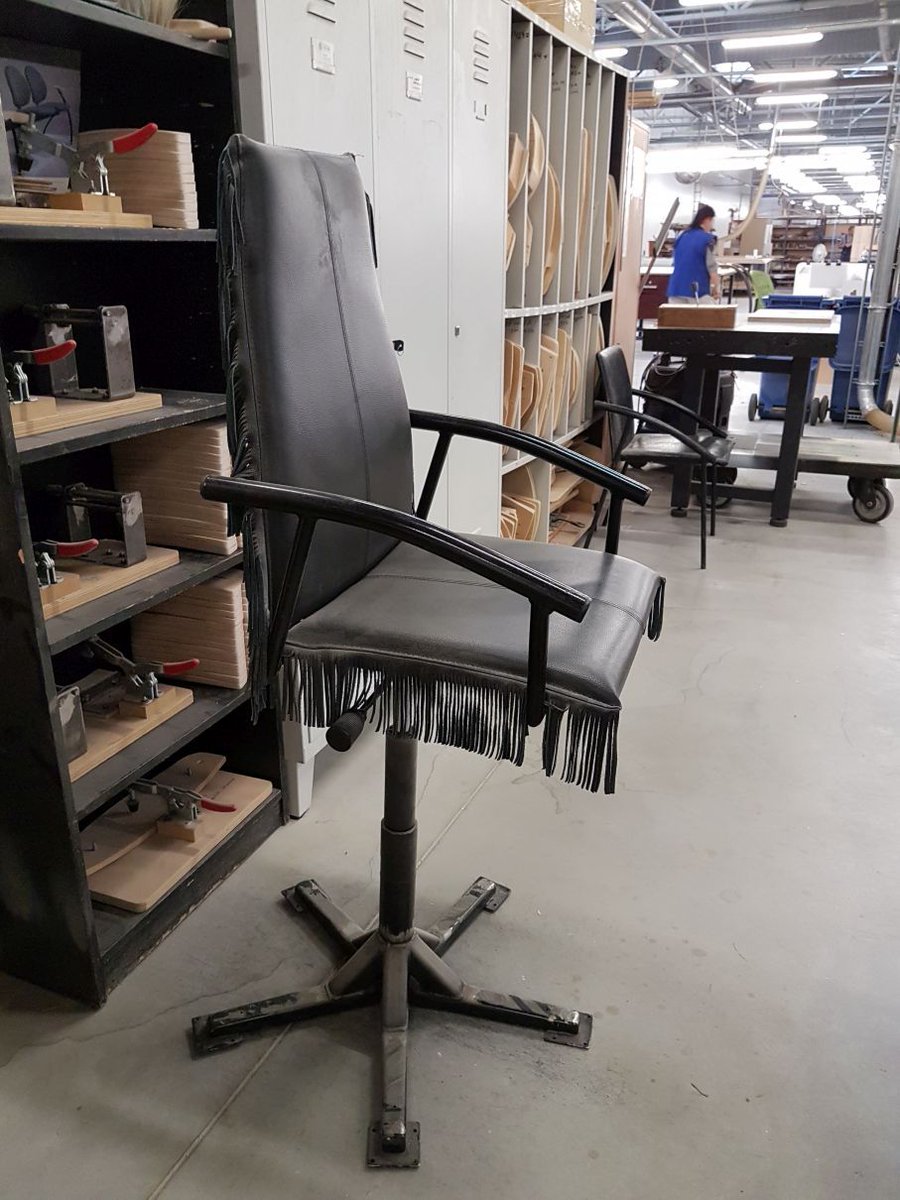 Finally, a Chair with All the Frills sisofficeinteriors.co.uk/2017/09/05/fin…