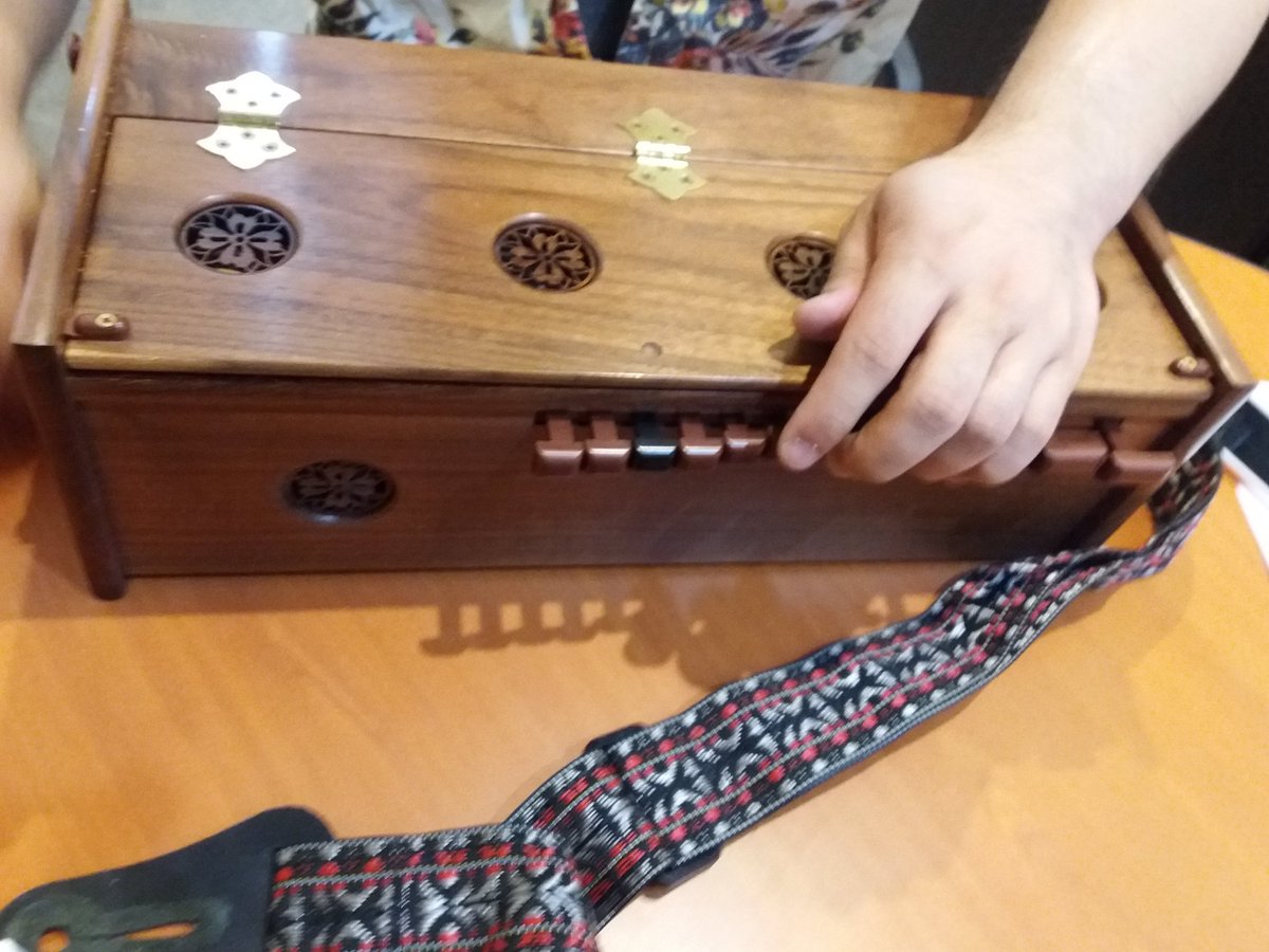 허디거디 건반을 눌러 멜로디를
연주합니다.