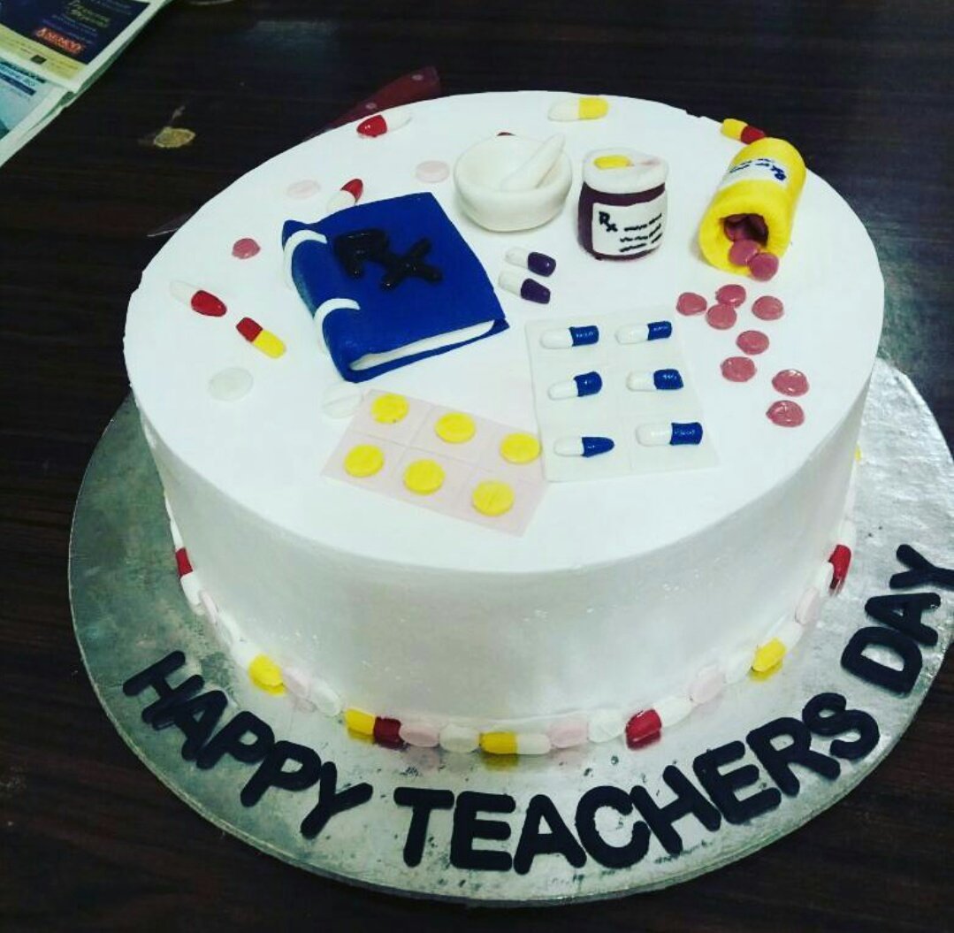 FreddyKing237's tweet photo. #HappyTeachersDay #Pharmacy #RIPANS #Aizawl This is cake is #insane #Cakes #Designs https://t.co/r8yvjz9ZqQ