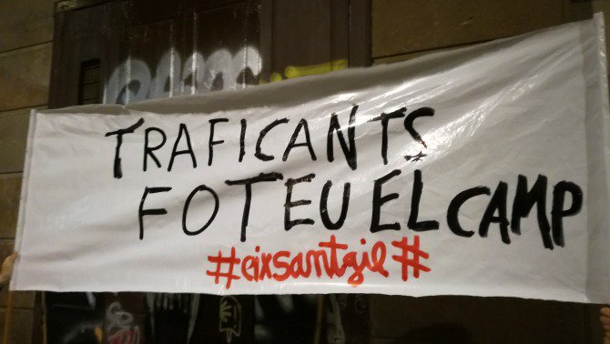 CatalunyaRadio's tweet photo. 🔊 La por dels veïns del #Raval: trobar-se el pis ocupat pels narcotraficants quan marxen de vacances

▶️ https://t.co/0jjoqfNmiP https://t.co/7vdWtuFJMQ