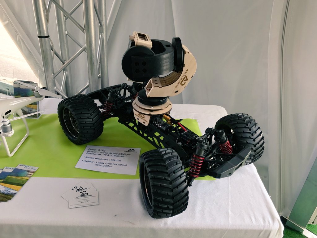 NadineFoulonBel's tweet photo. Découvrez les dernières innovations d'@orange sur la @foiredechalons au #PVF2017 avec les équipes #Orange_Nord ! #smartagri #IoT 📱🍃 https://t.co/eu0oTHhjPC