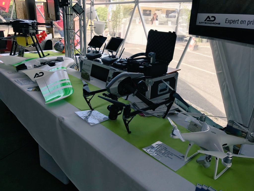 NadineFoulonBel's tweet photo. Découvrez les dernières innovations d'@orange sur la @foiredechalons au #PVF2017 avec les équipes #Orange_Nord ! #smartagri #IoT 📱🍃 https://t.co/eu0oTHhjPC