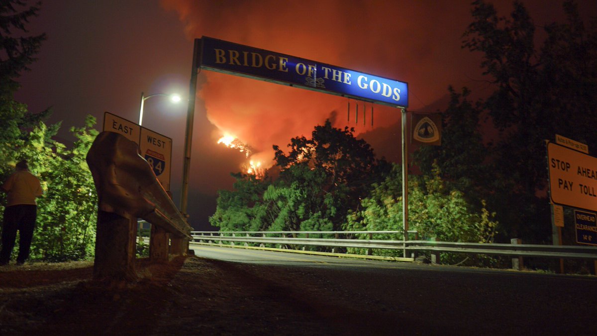 Another much clearer pic of the scene here in Washington... taken by #Fox12 photojournalist <a href="/DontPokedaBear/">unavailable</a> <a href="/fox12oregon/">FOX 12 Oregon</a>