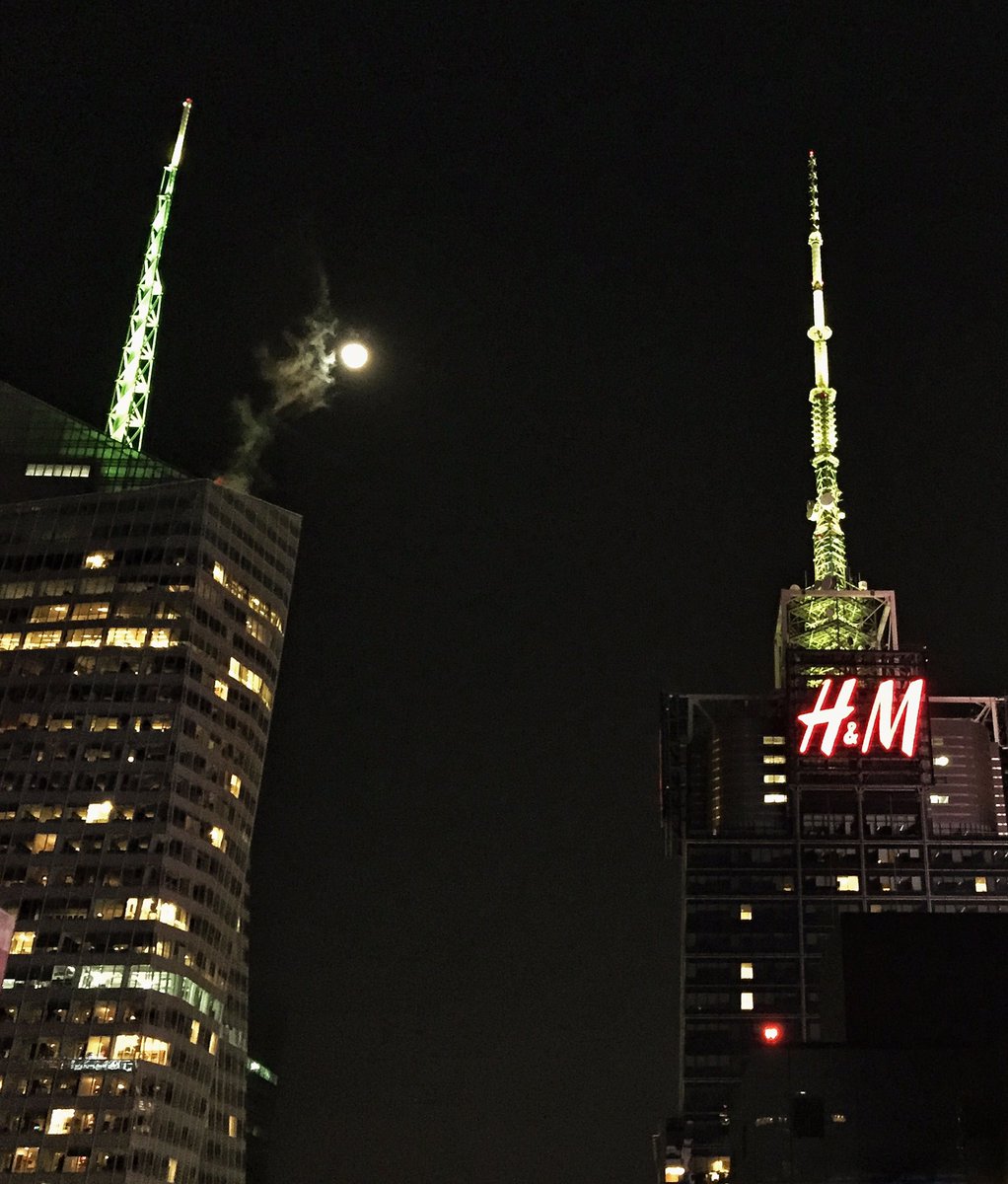 TMCNEWS's tweet photo. Thanks @HyattCentricTSQ for the view. #NYC #fullmoon #Manhattan #OnAssignmentNYC #NewYork 🍎 https://t.co/gsVrN9Z1dF