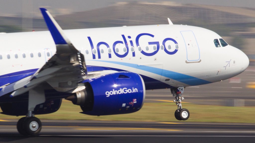 BhavyaSon1's tweet photo. @IndiGo6E A320neo seen touching RWY09 at #Mumbai airport after its flight from #Varodra https://t.co/Etnu40TJ8D