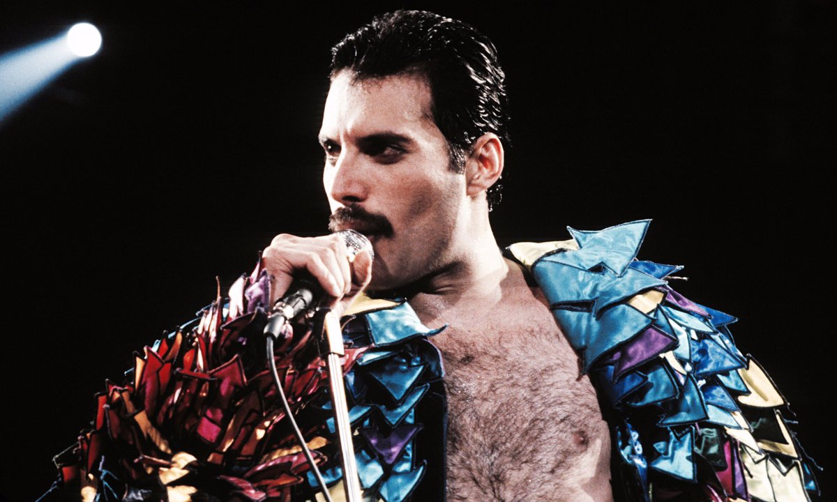 retrochenta's tweet photo. Hoy hubiera cumplido 71 años Freddie Mercury. El Rey. #FreddieMercury https://t.co/c9XeOLBt6q