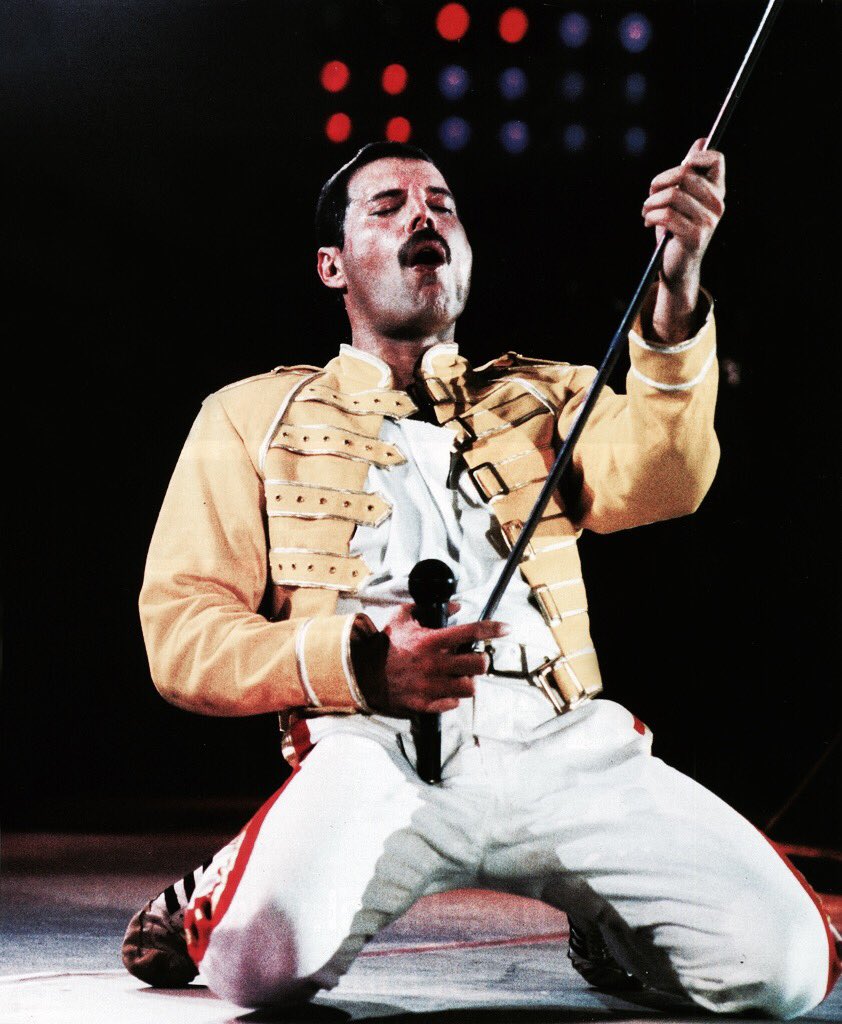 retrochenta's tweet photo. Hoy hubiera cumplido 71 años Freddie Mercury. El Rey. #FreddieMercury https://t.co/c9XeOLBt6q