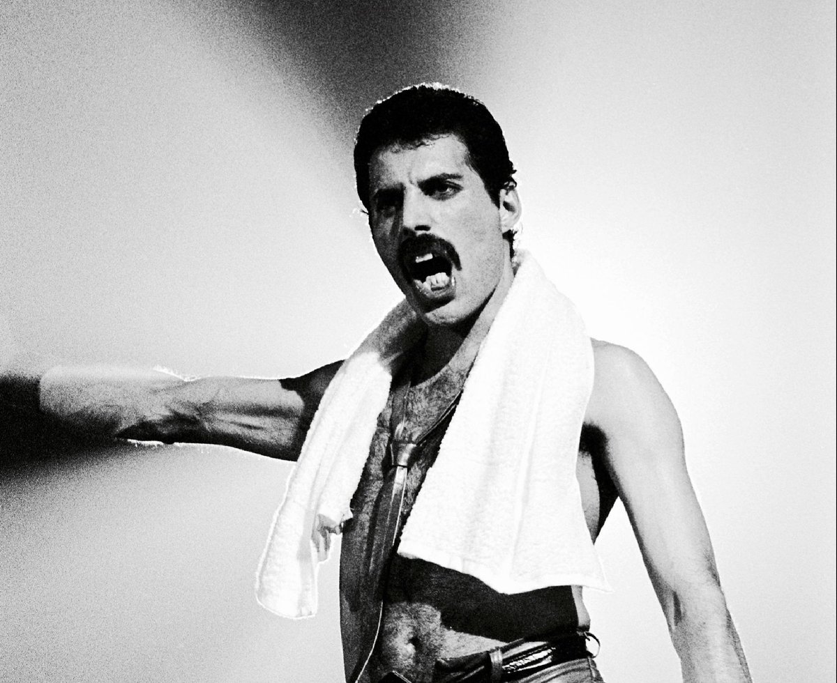 retrochenta's tweet photo. Hoy hubiera cumplido 71 años Freddie Mercury. El Rey. #FreddieMercury https://t.co/c9XeOLBt6q