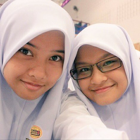 yuliaulfa_din's tweet photo. @HidayatiNoor rising together during form5 . Miss her ππ #semteg https://t.co/EoymC8886M