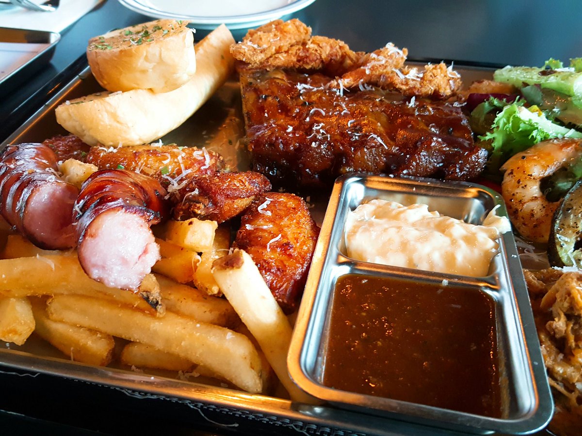 ajrWkfdyd's tweet photo. 광화문 디타워에서 먹은 플래터와 맥주 샘플러. 맥주들이 향기롭고 달콤한 등 맛이 엄청 풍부했던지라 놀랍고 행복했습니다ヾ(*´∀｀*)ﾉ https://t.co/U9Wyhuf0tL