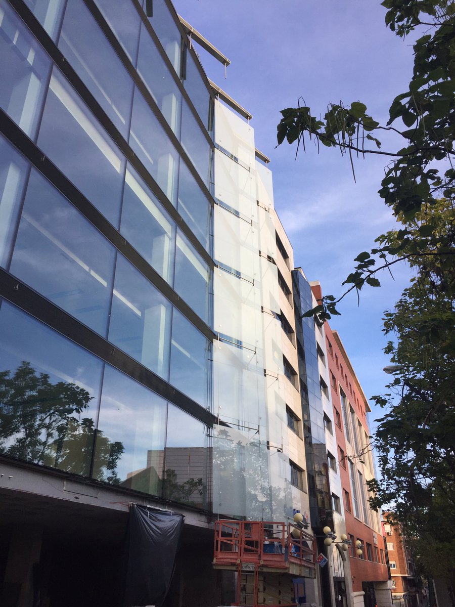 PROINLLER's tweet photo. Buenos días!!
Vidrios anticaída frente a la rotura 3x3 en #sedeuriaymenendez
#ingenieriadelvidrio #fachadasingular #proinller @PROINLLER https://t.co/OlNOi62wlk