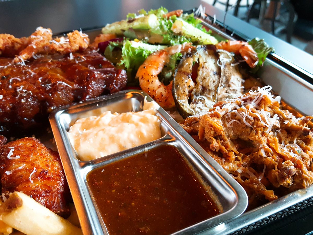 ajrWkfdyd's tweet photo. 광화문 디타워에서 먹은 플래터와 맥주 샘플러. 맥주들이 향기롭고 달콤한 등 맛이 엄청 풍부했던지라 놀랍고 행복했습니다ヾ(*´∀｀*)ﾉ https://t.co/U9Wyhuf0tL