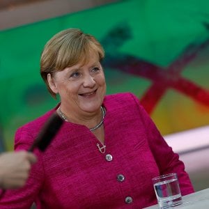 Merkel: #Italia e Grecia non saranno più lasciate sole! Chi ci crede? Perché non è stato fatto in tutti questi anni?
goo.gl/L6yexV