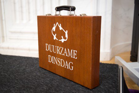 Vandaag is het Duurzame Dinsdag! Alle duurzame initiatieven worden in een koffer aangeboden aan politiek Den Haag! #dudi2017 #trots