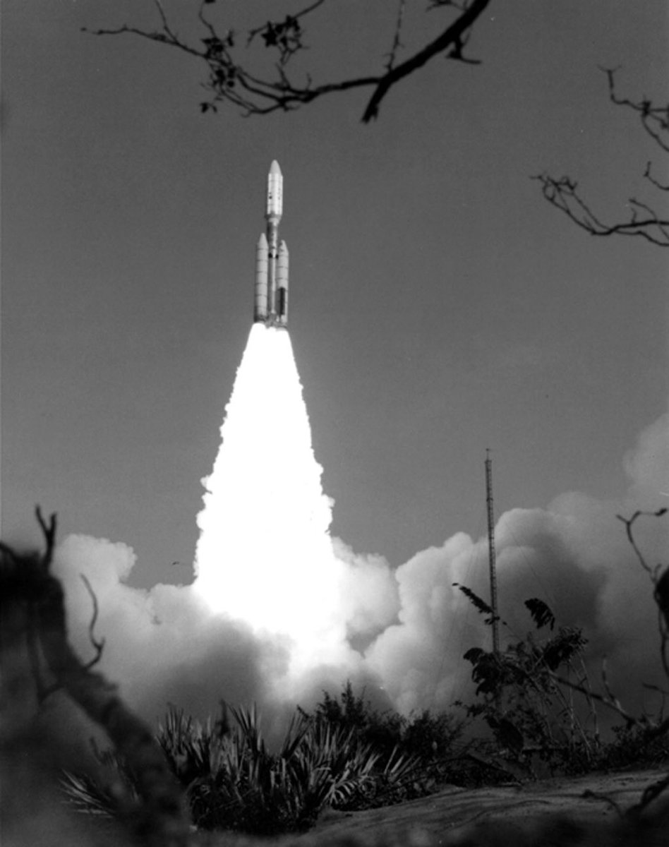 therogue_astro's tweet photo. #OTD Sept 5th, 40yrs ago, Voyager 1 was launched on its way to Jupiter &amp; Saturn. Currently, its distance from Earth is: 12,976,338,032miles+ https://t.co/2TBo5cXxou