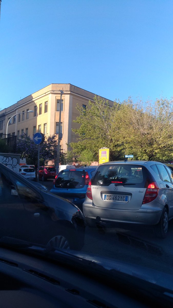BettaBiondi77's tweet photo. @virginiaraggi ma chi ha cambiato la viabilità di p.le Appio? Più smog e traffico!!!! https://t.co/WBtXlADNmK