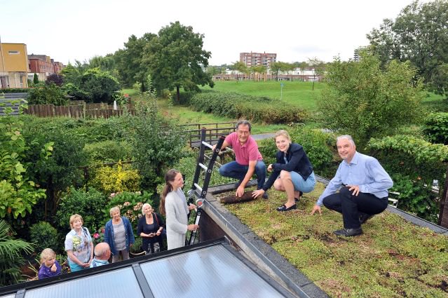 RoofUpdate's tweet image. De Groene Tornado is van start gegaan in Rijswijk. Wethouder Marloes Borsboom rolde vrijdag 1 september de eerste meters sedum voor ons uit.