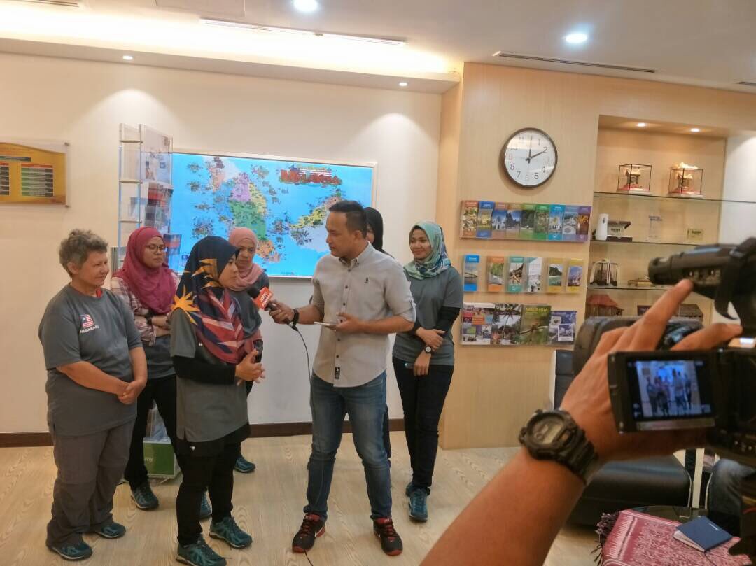 KembaraNegara's tweet photo. Temubual khas #KembaraSrikandiPrihatin @my_negaraku dengan @501Awani
#Merdeka60
#ClimbForCharity
#MakingLifeAnAdventure https://t.co/poxLV8IeoP
