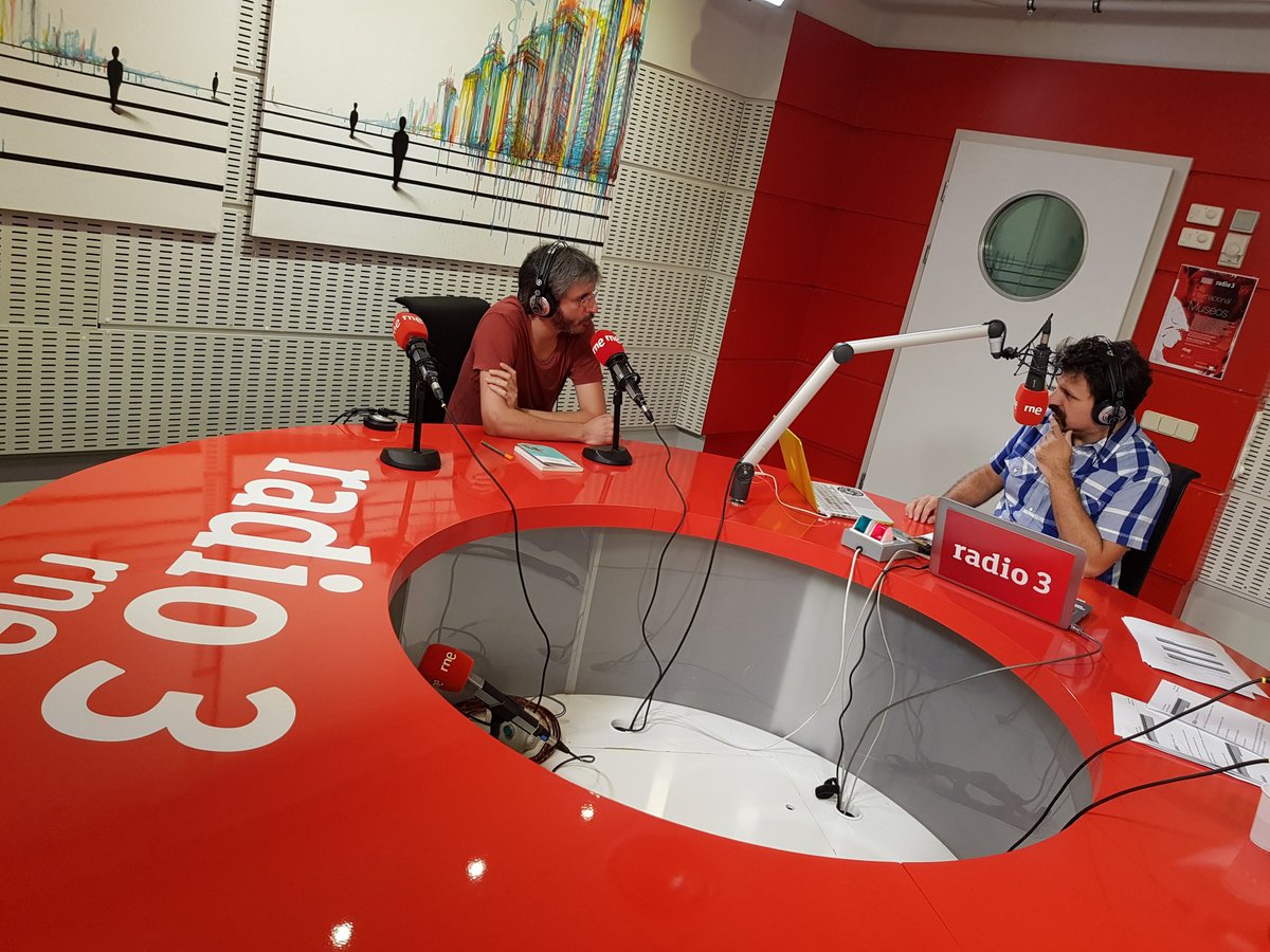 Ahora mismo en directo en <a href="/radio3_rne/">Radio 3</a> @HETradio3 celebrando el estreno de #BailarásCometasBajoElMar con. ¡Hoy empieza todo!