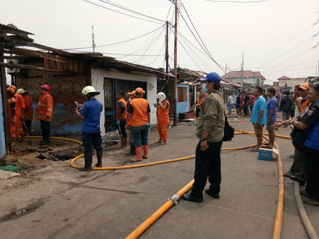 DinsosDKI1's tweet photo. @DkiTagana  membantu korban kebakaran di jl. Pengasinan Muara Angke Rw.011 blok A dan Blok B
Kel. Pluit
Kec. Penjaringan
Kota Jakarta Utara. https://t.co/7sEGwzTRzn