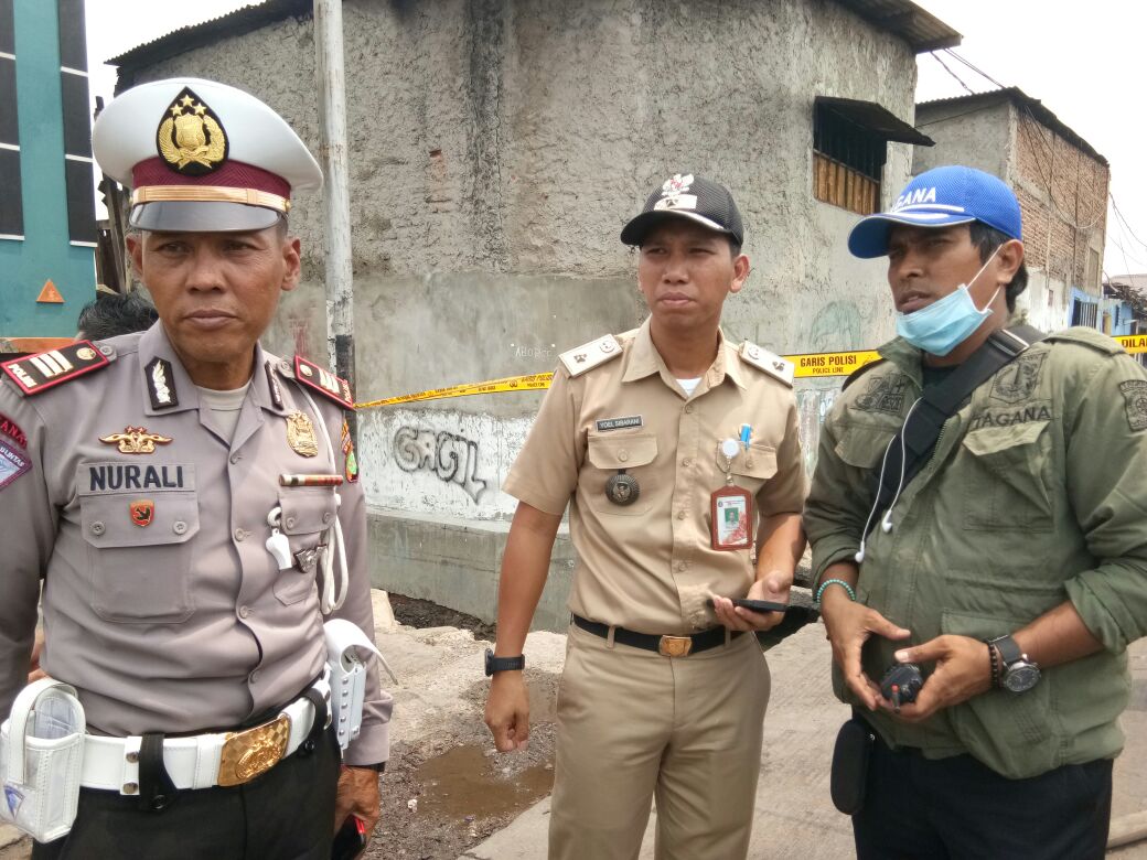 DinsosDKI1's tweet photo. @DkiTagana  membantu korban kebakaran di jl. Pengasinan Muara Angke Rw.011 blok A dan Blok B
Kel. Pluit
Kec. Penjaringan
Kota Jakarta Utara. https://t.co/7sEGwzTRzn