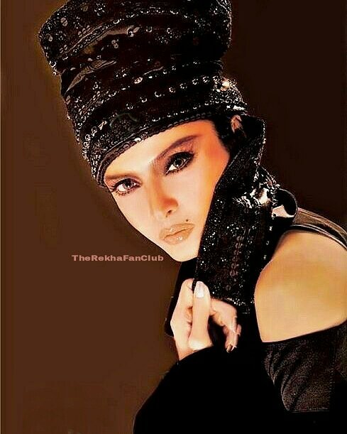 TheRekhaFanclub's tweet photo. The Goddess...The Magical &amp; Mystical #Rekha ji https://t.co/Ao9sY5z0QV