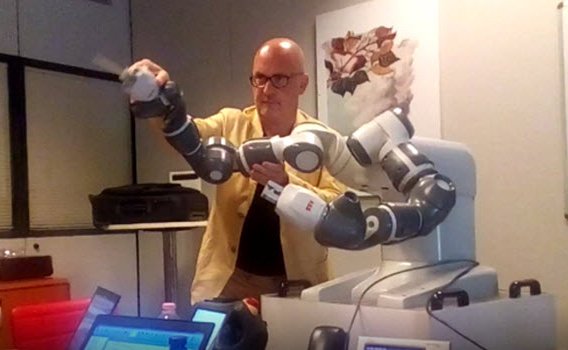 ABBNorge's tweet photo. 12. sept skal ABBs #YuMirobot og Andrea Colombini dirigere en opera med selveste @AndreaBocelli! #imponert #opera https://t.co/rOO31131tP https://t.co/tbDON5aaBV