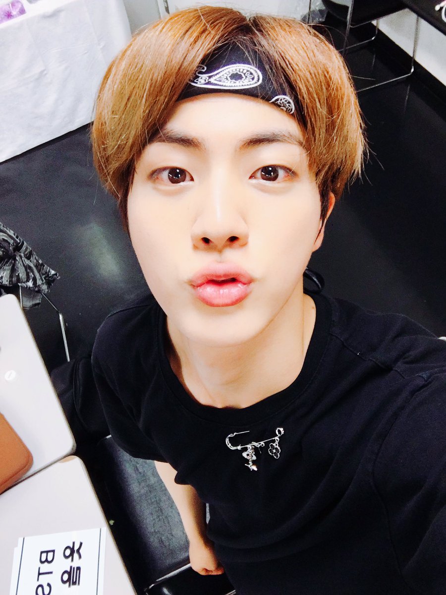 HanPhanARMY's tweet photo. Today is the opening day so I take some photos at my school 😊😊😊 Waiting for your comeback, my boys!! 😚
#btsselcaday #Seokjin #bangtan https://t.co/nK1PpNBokC