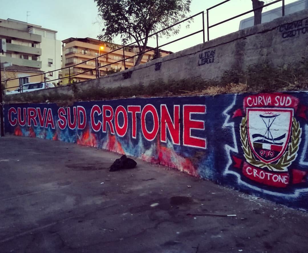 Frances74458391's tweet photo. @FcCrotoneOff la curva sud@❤️️❤️️❤️️❤️️❤️️ https://t.co/JGprQBIyXL