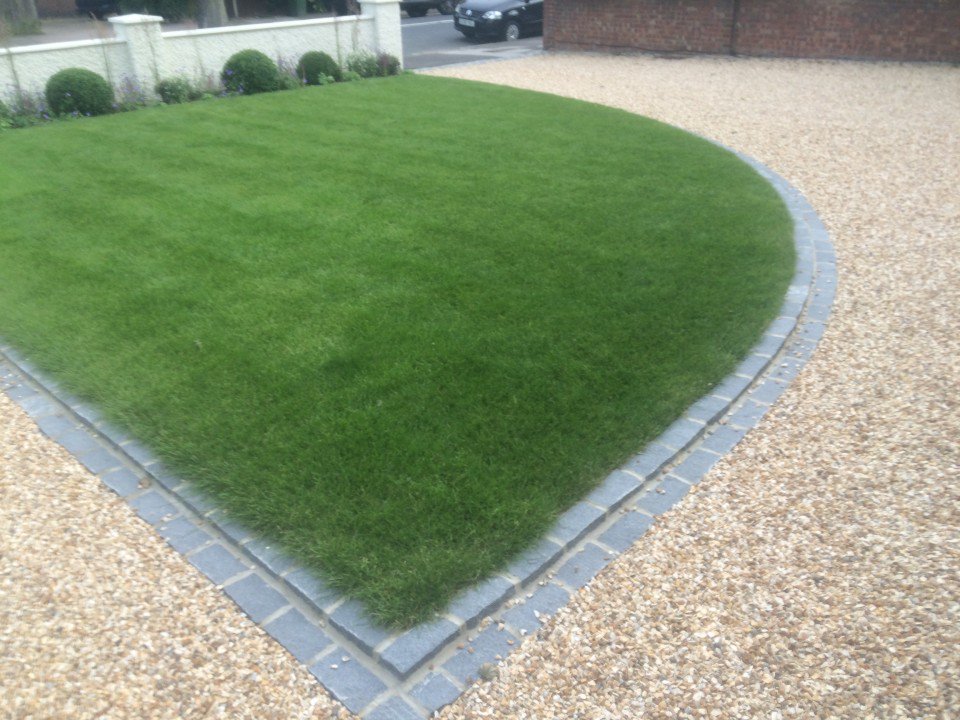 Groundteam's tweet image. Driveway Gravel driveway in Blackheath with Granite setts featuring a raised lawn. groundteam.co.uk/landscaping-pr…