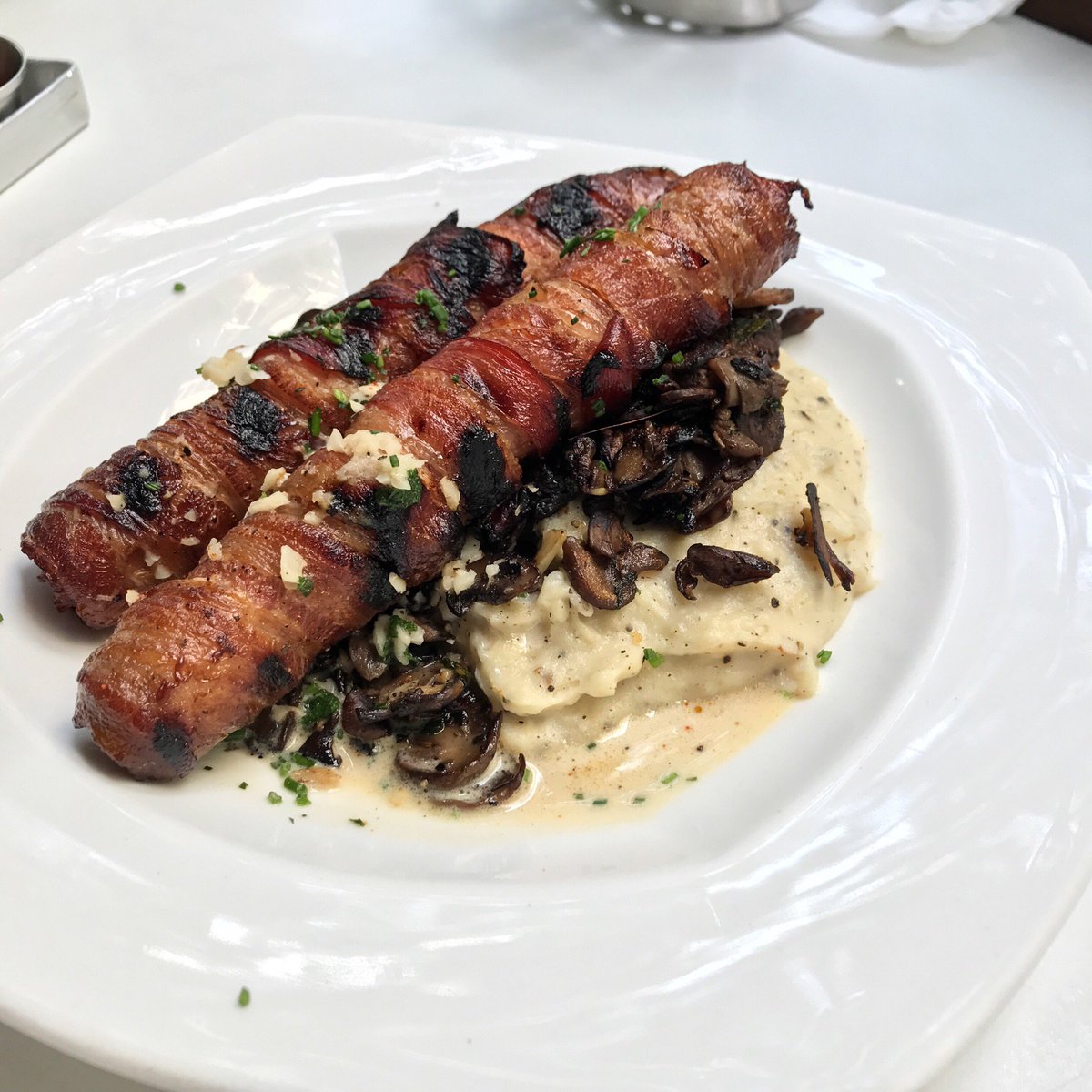 yummitment's tweet photo. If you can't remember my name, just say "Bacon". I'll turn around.
Bangers and Mash at #LeapingWindows.
#Yummitment https://t.co/vN0nJnf5FO