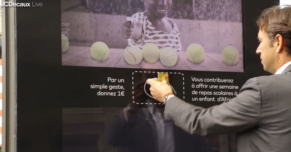 JCDecaux_France's tweet photo. Découvrez la campagne pour le @WFP_FR prix du meilleur dispositif d'affichage innovant #grandprixdesmedias #GPDM17 https://t.co/xUuR0GRwGu https://t.co/TTDBGFNkGN