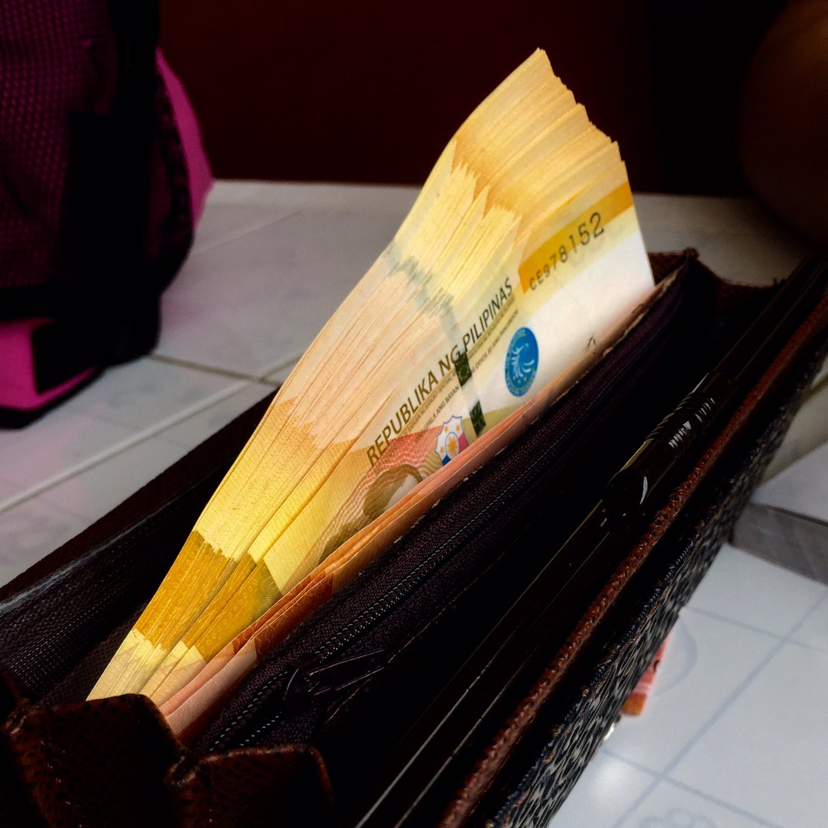 AngTanongKoSayo's tweet photo. Retweet para maganda pasok ng December mo! 🍀 https://t.co/m6gZ9RKydN