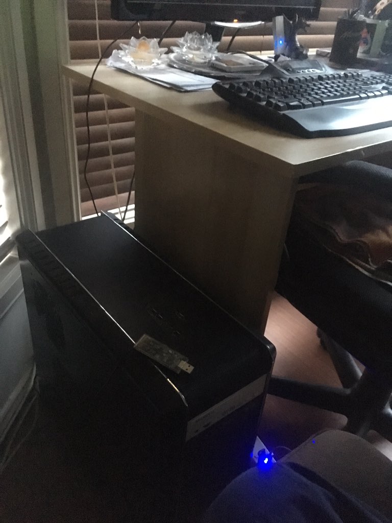 PaulsPsyche's tweet photo. @TheNextGamerTV @Intelanz @pccasegear #SaveMePCCG my 10yr old pc just can't play anything better than league of legends on low settings!! #SaveMePCCG https://t.co/h6wQOC0Ft5