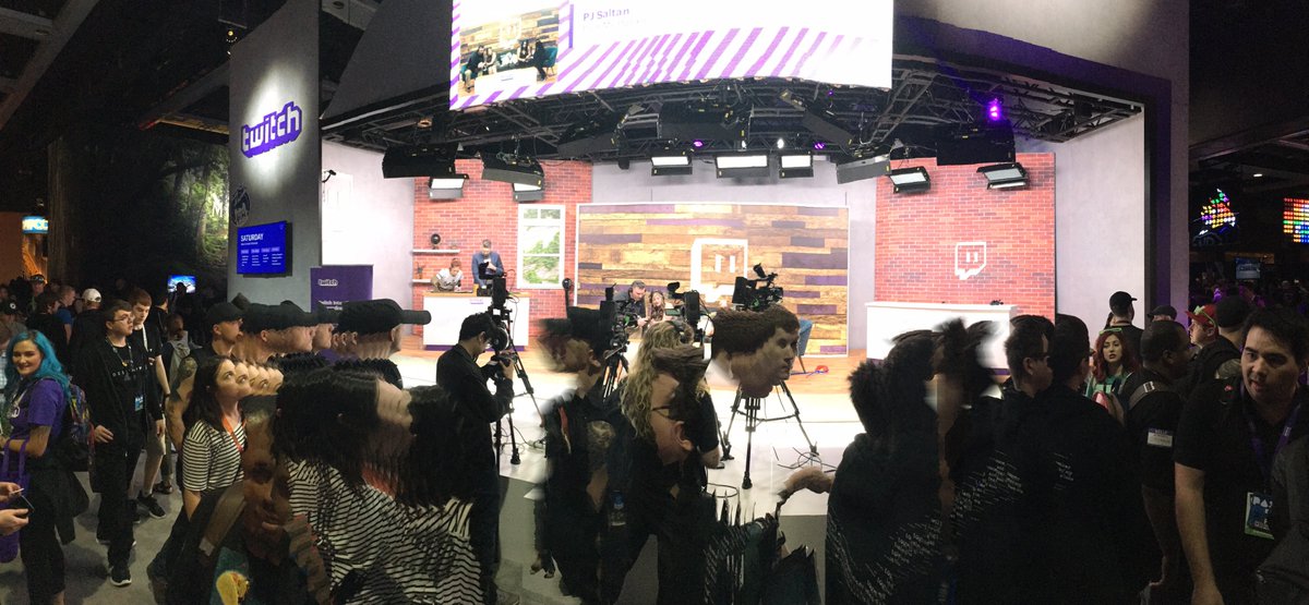 b_blondin's tweet photo. Sometime, just don't do a panoramic picture with your phone when there's a lot of people #FlyingHead #PAXWest2017 #TwitchatPAXWest https://t.co/PX3sg6tXdV