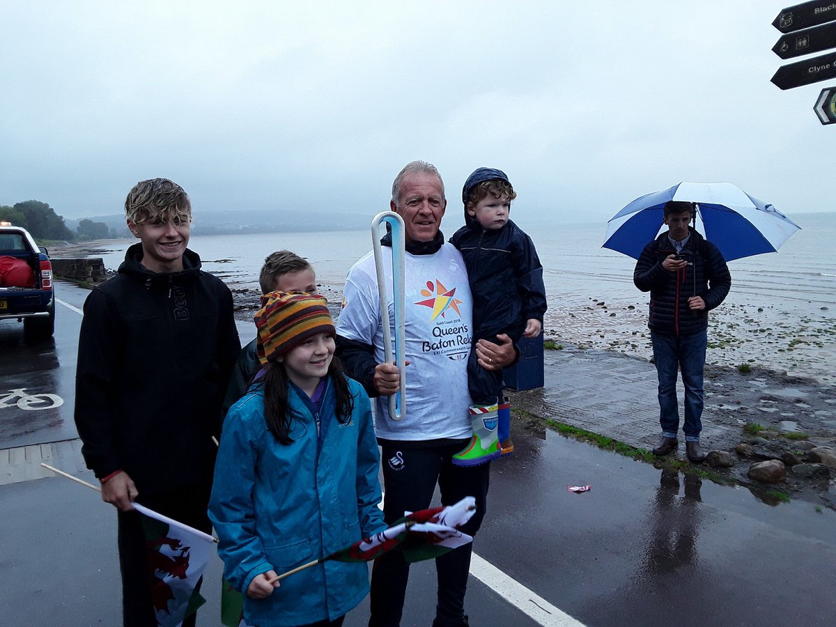 JoioAbertawe's tweet photo. Mae Ryan Jones yn trosglwyddo'r baton i Alan Curtis, un o enwogion yr Elyrch, #QBRCymru2017 @TeamWales @Abertawe2021 https://t.co/QZqXbkqlFA