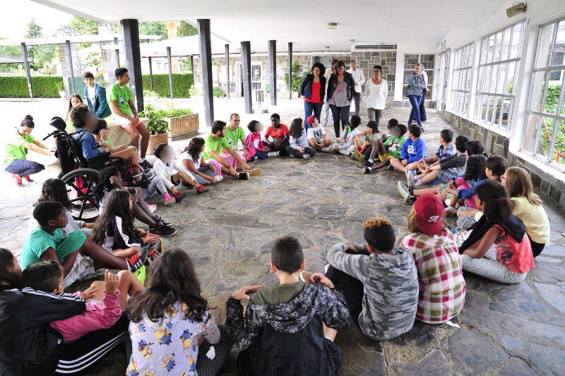 AlberguesREAJ's tweet photo. @Cecivazsuarez con los niños y niñas del Campamento Solidario en el Albergue de Gandarío ¡Gracias por la visita! 😀@xuventude #ProgramasREAJ https://t.co/vEg9o1yW67