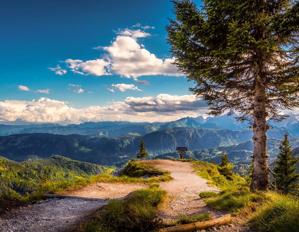 travel_slovenia's tweet photo. INTERESTING FACTS: The terrain in #Slovenia is mostly hilly or mountainous with 35% of the surface above 600 meters. (p: Dragan Gavranovic) https://t.co/Rm7LnhRpBk