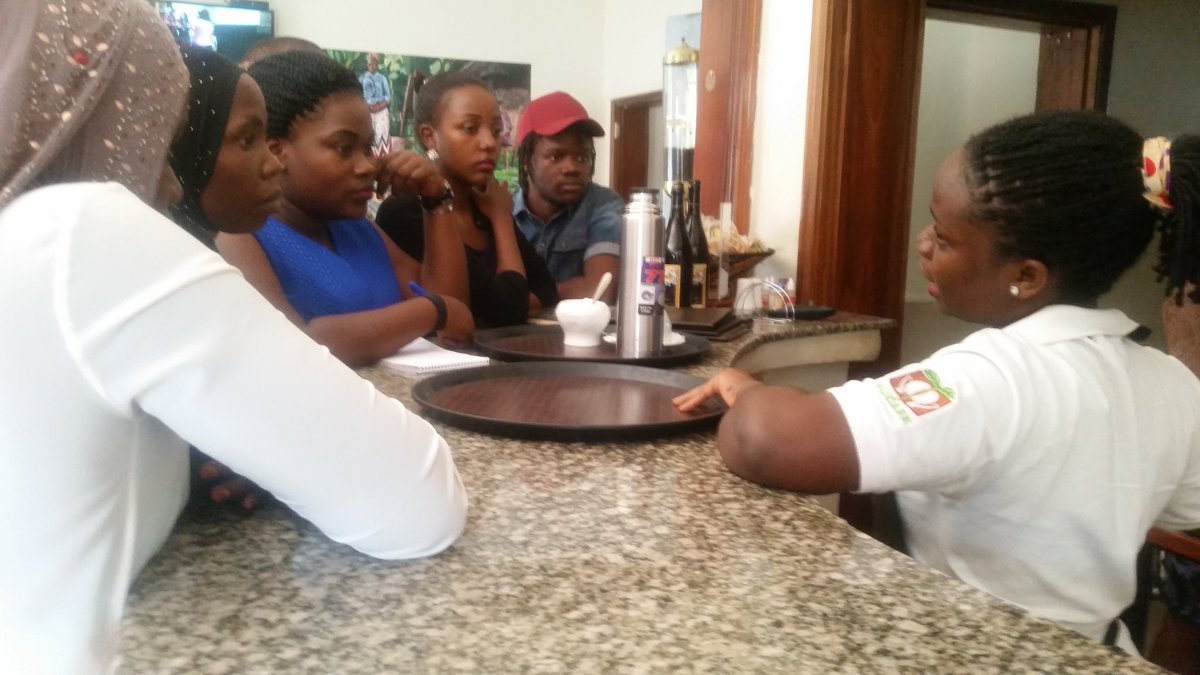 CoffeeTrailug's tweet photo. Participants get a brief description of how to make a cup of coffee by first making an espresso. #InTheTrail @usmissionuganda @YALINetwork https://t.co/gCmCGMLUV3